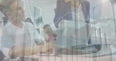 Ofisteki dizüstü bilgisayar kullanan çeşitli iş adamlarının finansal veri işleme animasyonları. Küresel finans, iş, bağlantılar, hesaplama ve veri işleme kavramı dijital olarak oluşturulmuş video.