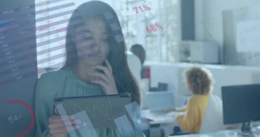 Ofisteki iki ırklı iş kadınıyla ilgili finansal veri işleme animasyonu. Küresel finans, iş, bağlantılar, hesaplama ve veri işleme kavramı dijital olarak oluşturulmuş video.