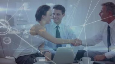 Bilgisayar kullanan beyaz erkek ve kadın meslektaşlar üzerinden ağ ve veri işleme animasyonları. Ağ, veri, iş, takım çalışması, bağlantı, ofis ve iletişim, dijital olarak oluşturulmuş video.