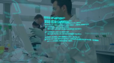 Laboratuvarda çalışan çeşitli bilim adamları üzerinde kimyasal formülün ve veri işlemenin animasyonu. Küresel bilim, bilgisayar ve dijital arayüz kavramı dijital olarak oluşturulmuş video.