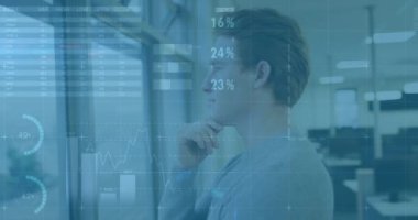 Kafkas işadamının ofisindeki finansal veri işleme animasyonu. Küresel finans, iş, bağlantılar, hesaplama ve veri işleme kavramı dijital olarak oluşturulmuş video.