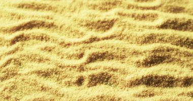 Dalgalı desenli, desenli bir halıya yakın çekim. Resim, ev dekorunun detaylarını ve tasarımını yavaş çekimde gösterir..