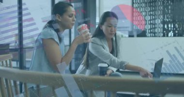 Ofisteki çeşitli iş adamları üzerinde finansal veri işleme animasyonu. Küresel finans, iş, bağlantılar, hesaplama ve veri işleme kavramı dijital olarak oluşturulmuş video.