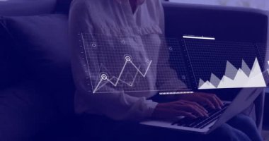 Ofiste dizüstü bilgisayar kullanan Kafkas iş kadınının finansal veri işleme animasyonu. Küresel finans, iş, bağlantılar, hesaplama ve veri işleme kavramı dijital olarak oluşturulmuş video.