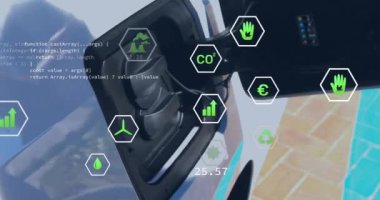 Beyaz kadının elektrikli araba şarj etmesi üzerine ekolojik simgelerin ve veri işlemenin animasyonu. Küresel yeşil enerji, bağlantılar, hesaplama ve veri işleme kavramı dijital olarak oluşturulmuş video.