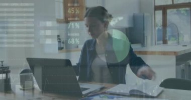 Beyaz kadının dizüstü bilgisayar kullanarak veri işleme animasyonu. Dijital olarak oluşturulmuş küresel bağlantılar, hesaplama ve veri işleme kavramı.