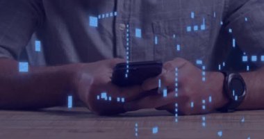 Beyaz adamın akıllı telefon kullanarak veri işlediği devre kartının animasyonu. Dijital olarak oluşturulmuş küresel bağlantılar, hesaplama, dijital arayüz ve veri işleme kavramı.