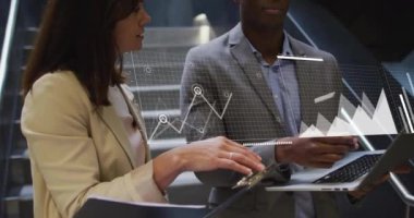 Muhtelif meslekdaşların ofiste iş tartışmalarıyla ilgili çizimlerin animasyonu. Küresel iş ve dijital arayüz kavramı dijital olarak oluşturulmuş video.