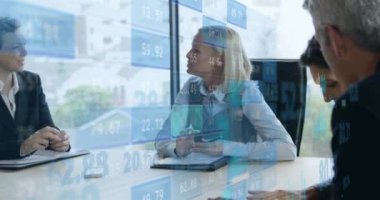 Ofisteki çeşitli iş adamları üzerinde veri işleme animasyonu. Küresel finans, iş, bağlantılar, hesaplama ve veri işleme kavramı dijital olarak oluşturulmuş video.