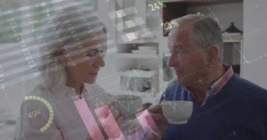 Kahve içen Kafkasyalı yaşlı çiftin finansal veri işleme animasyonu. Yaşlılar yaşam tarzı, finans, iletişim ve dijital arayüz kavramı dijital olarak oluşturulmuş video.