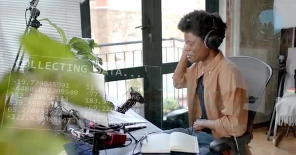 アフリカ系アメリカ人のビジネスマンに対するデータ処理のアニメーション グローバルファイナンス ビジネス コネクション コンピューティング データ処理コンセプトデジタル生成ビデオ — ストック動画