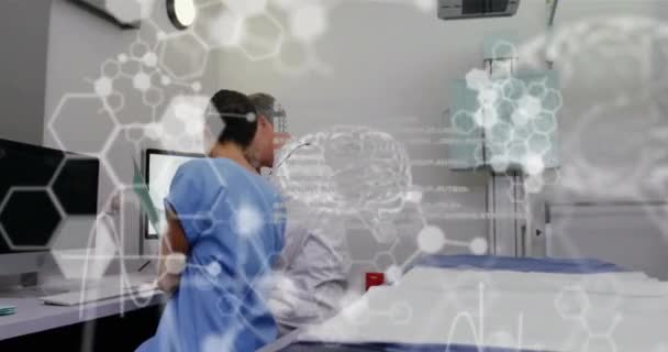 병원에서 일하는 다양한 의사를 분자와 데이터 처리를 애니메이션 글로벌 컴퓨팅 — 비디오