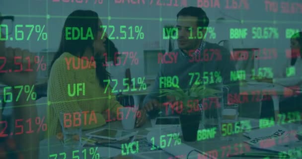 Animación Del Procesamiento Datos Financieros Través Diversos Colegas Que Reúnen — Vídeo de stock