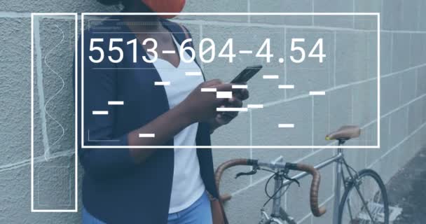 アフリカ系アメリカ人女性がフェイスマスクを着用し スマートフォンを使用したデータ処理のアニメーション グローバルコミュニケーション コンピューティング デジタルインターフェースのコンセプトデジタル生成ビデオ — ストック動画