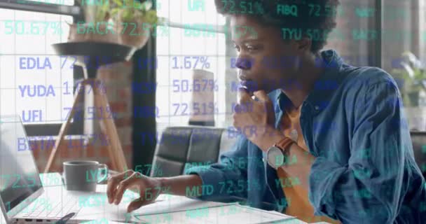 Animacja Przetwarzania Danych Przez Amerykańskiego Biznesmena Afryki Globalne Finanse Biznes — Wideo stockowe