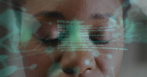 非裔美国妇女的大脑和数据处理分子动画 全球技术 计算和数字接口概念 — 图库视频影像