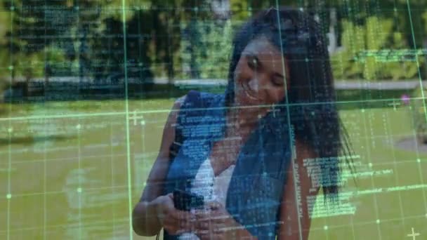 スマートフォンで話す女性学生を超えたデータ処理のアニメーション グローバル教育 コンピューティング デジタルインターフェースのコンセプトデジタル生成ビデオ — ストック動画