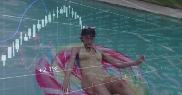 在阳光普照的游泳池里 用图片说明高加索女人的数据处理情况 数字接口 假期和放松 数字视频 — 图库视频影像