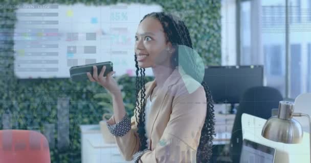 사무실에서 아프리카계 미국인 사업가에 데이터 처리의 애니메이션 글로벌 비즈니스 컴퓨팅 — 비디오