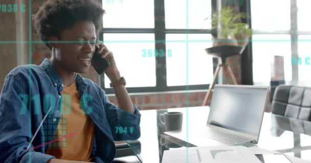 사무실에서 아프리카계 미국인 사업가를 데이터 처리의 애니메이션 글로벌 비즈니스 컴퓨팅 — 비디오