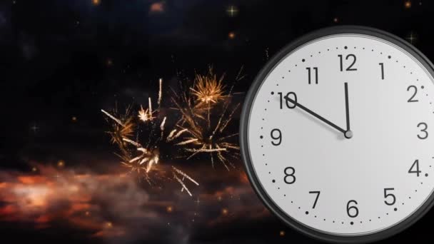 钟表的动画 午夜时分在黑色背景上燃放焰火 新年前夕 庆祝活动和传统概念数码录像 — 图库视频影像