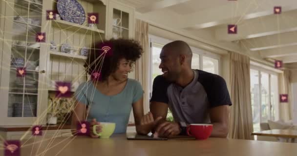 Afro Amerikan Çiftin Kahve Içmesi Üzerine Simgelerle Olan Bağlantıların Animasyonu — Stok video
