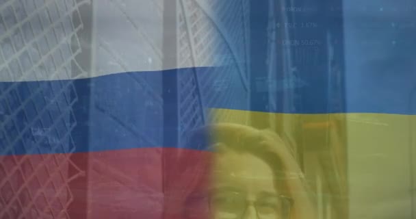 Animation Drapeaux Russie Ukraine Sur Une Femme Caucasienne Souriant Dans — Video