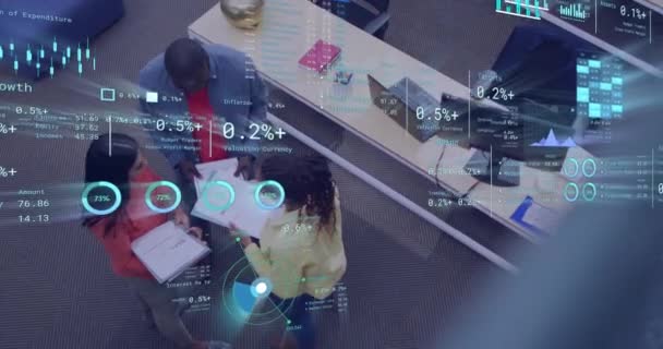 Animação Diagramas Processamento Dados Sobre Diversos Colegas Discutindo Trabalho Escritório — Vídeo de Stock