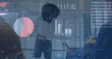 Afro-Amerikan iş kadınının sunumuyla ilgili finansal veriler ve grafikler. küresel iş, finans, ekonomi ve teknoloji konsepti dijital olarak oluşturulmuş imaj.