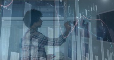 Afro-Amerikan iş adamının finansal veri işleme görüntüsü. global business, finans, data işleme ve dijital arayüz kavramı dijital olarak oluşturuldu.