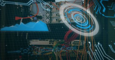 Yuvarlak tarayıcı ve veri işleme görüntüsü bir bilgisayar sunucusunu kapatıyor. Bilgisayar arayüzü ve iş veri depolama teknolojisi kavramı