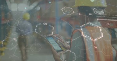 Depoda çalışan farklı insanların istatistik ve veri işleme resimleri. Küresel taşımacılık, işletme, finans, hesaplama ve veri işleme kavramı dijital olarak oluşturuldu.