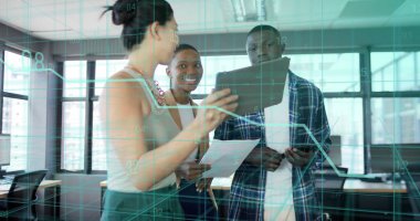 Ofisinde tableti olan çeşitli iş adamlarının mali veri işleme görüntüsü. Küresel iş, finans, bilgisayar ve veri işleme kavramı dijital olarak oluşturulmuş görüntü.