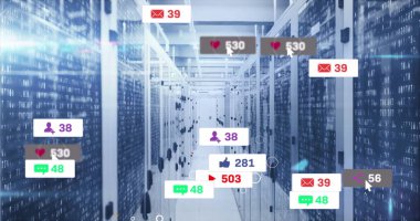 Sosyal medya simgeleri ve bilgisayar sunucuları üzerindeki afişler. küresel ağ, sosyal medya, teknoloji ve dijital arayüz kavramı dijital olarak oluşturuldu.