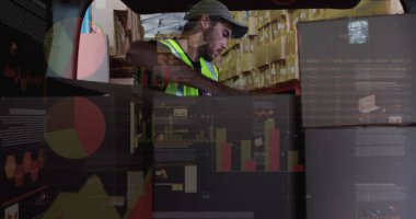 Kutuları arabaya koyan adamın veri işleme görüntüsü. küresel sevkiyat, dağıtım ve bağlantılar konsepti dijital olarak oluşturuldu.