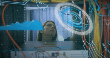 Kabloları birbirine bağlayan beyaz kadın mühendis üzerinden veri işleme görüntüsü. bilgisayarlar, ağ, veri işleme, teknoloji ve dijital arayüz kavramı dijital olarak oluşturuldu.