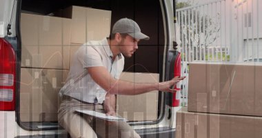 Kutuları arabaya koyan adamın veri işleme görüntüsü. küresel sevkiyat, dağıtım ve bağlantılar konsepti dijital olarak oluşturuldu.