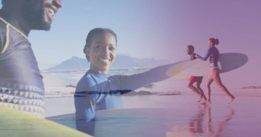 Deniz manzarası üzerinde sörf tahtası olan mutlu bir Afro-Amerikan çifti. Tatiller, tatiller ve rahatlama konsepti dijital olarak oluşturulmuş imaj.