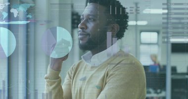 Ofisteki iş adamı düşüncesi üzerine finansal veri işleme resmi. küresel iş, veri işleme ve dijital arayüz kavramı dijital olarak oluşturulmuş görüntü.