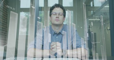 Ofisteki iş adamının mali veri işleme görüntüsü. küresel iş, veri işleme ve dijital arayüz kavramı dijital olarak oluşturulmuş görüntü.