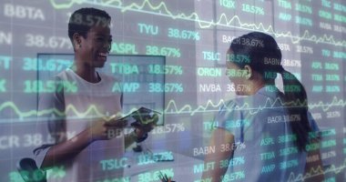 Ofisteki çeşitli kadın iş arkadaşlarının mali verileri ve grafikleri. İş, finans, ekonomi, işbirliği ve dijital olarak oluşturulan iletişim konsepti.