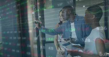 Ofiste çalışan çeşitli iş adamlarının mali veri işleme görüntüsü. Küresel iş, finans, bilgisayar ve veri işleme kavramı dijital olarak oluşturulmuş görüntü.