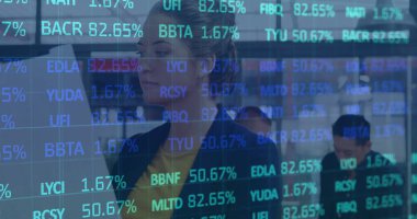 Modern ofiste çalışan çeşitli iş adamlarının finansal veri işleme görüntüsü. küresel iş, finans, bağlantılar ve dijital arayüz konsepti dijital olarak oluşturulmuş görüntü.