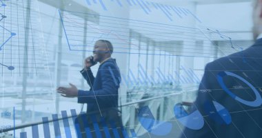 Akıllı telefon kullanan mutlu Afro-Amerikan iş adamının mali verileri ve grafikleri. küresel iş, finans, ekonomi ve teknoloji konsepti dijital olarak oluşturulmuş imaj.