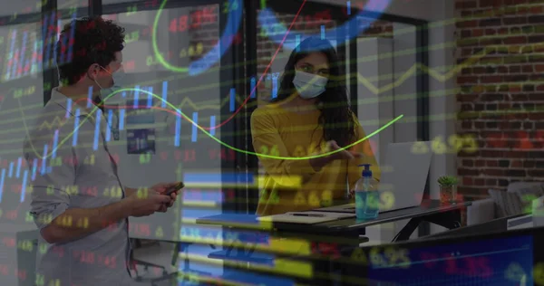 Bild Finansiell Databehandling Över Personer Som Bär Ansiktsmasker Global Verksamhet — Stockfoto