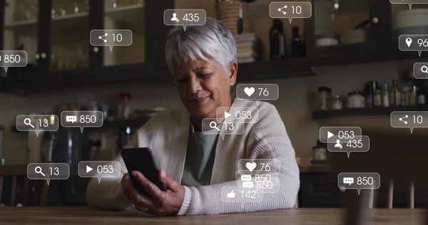 图片社交媒体图标和数字横幅上的老年妇女使用智能手机 全球网络 社交媒体 技术和数字接口概念 — 图库照片