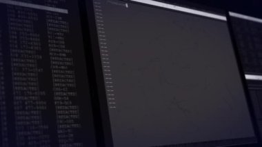 Karanlık arayüz ekranlarında veri metin işleme animasyonu. Ağ, veri, bağlantı, kodlama, dijital arayüz ve iletişim, dijital olarak oluşturulmuş video.
