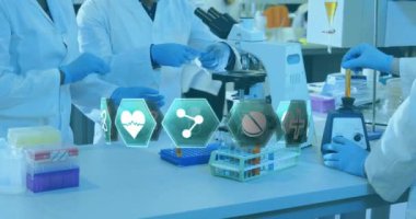 Laboratuvarda çalışan çeşitli bilim adamları üzerinde tıbbi ikonların canlandırılması. Küresel tıp, bilim, bilgisayar ve dijital arayüz kavramı dijital olarak oluşturulmuş video.