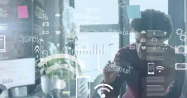 Afro-Amerikan iş adamının ofisinde veri işleme animasyonu. Küresel finans, iş, bağlantılar, hesaplama ve veri işleme kavramı dijital olarak oluşturulmuş video.