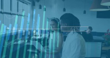 Ofisteki çeşitli iş adamları üzerinde finansal veri işleme animasyonu. Küresel finans, iş, bağlantılar, hesaplama ve veri işleme kavramı dijital olarak oluşturulmuş video.